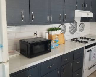 Plenty of upper & lower cabinets in this L-shaped kitchen