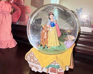 Disney Snow White Musical Snow Globe "Someday My Prince Will Come"