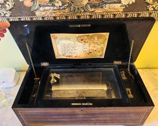 Music box plays 10 songs