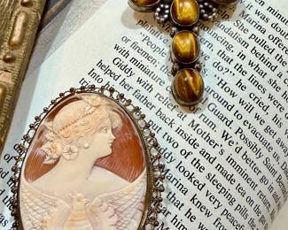 LOTS OF BEAUTIFUL ANTIQUE SHELL CAMEOS.  MAKE IT WESTERN!