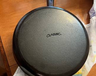 Cast iron classic skillet with lid