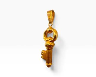 221 18KGoldVintageStyleKeyCharmPendant2Grams