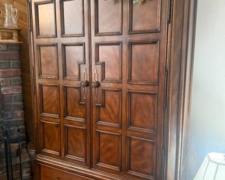 HAVERTYS MAHOGANY 2 DOOR ARMOIREWITH SHELVES AND STORAGE DRAWER