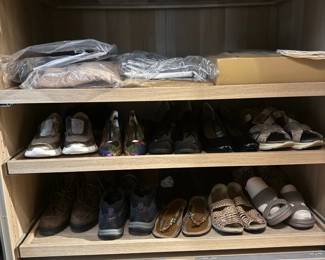 Mixed Lot of Women's Used Shoes (Assorted Flats, Sneakers, Loafers, and Sandals)
Condition: Good
Assorted pre-owned women's footwear displayed on three shelves: several flats, slip-ons, loafers, sneakers, and sandals. Condition appears mixed with normal wear from use and storage; no boxes or original packaging are visible.