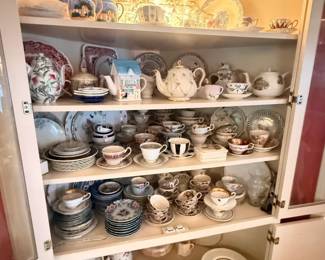 Mixed vintage porcelain teacup, saucer, and plate lot
Condition: Good
Assorted vintage-style porcelain/china cabinet lot with multiple teacups, saucers, small plates, and a few serving pieces. Several patterns are visible, including floral and gilt-trim examples; the group looks mismatched rather than complete or coordinated. Secondary objects are simply part of the lot and not separately identified.