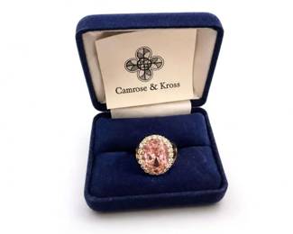Camrose & Kross Jackie Kennedy pink oval halo cocktail ring with box
Condition: Good
Single gold-tone fashion ring with a large oval pink center stone and clear halo stones, displayed in a blue velvet presentation box. Style is consistent with Camrose & Kross Jacqueline Kennedy/JBK reproduction jewelry.