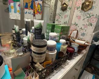 Aēsop mixed skincare lot with assorted cleanser, cream, and travel-size containers
Condition: Good
Mixed bathroom counter lot of Aēsop skincare and related personal-care items, including multiple bottles, jars, tubes, and small containers in a basket/tray. Condition appears used with at least some partial-use or shelf-wear risk; not a clearly complete retail set.