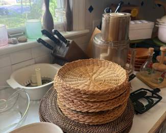 Round Woven Straw Placemats / Chargers
Condition: Good
Stack of round woven natural-fiber table mats/chargers, likely straw/rattan/jute. The lot appears mixed: lighter tan woven pieces stacked on top of darker brown woven pieces. No tags or labels are visible.