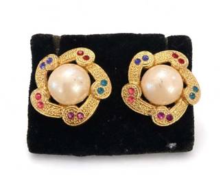 Vintage gold-tone faux pearl multicolor cabochon clip-on earrings
Condition: Good
Pair of round gold-tone clip-on earrings with a large central faux pearl in each earring and six surrounding textured segments set with small multicolor cabochon-like stones (red, blue, pink, teal, purple). Looks like vintage costume jewelry; likely clip-backs rather than pierced posts.