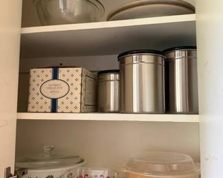 Pyrex clear and amber glass casserole dish lot
Condition: Good
Assorted Pyrex-style clear and amber glass casserole dishes/lids from a cabinet lot; condition appears used with typical light shelf wear, but no major chips or cracks are obvious from the photo.