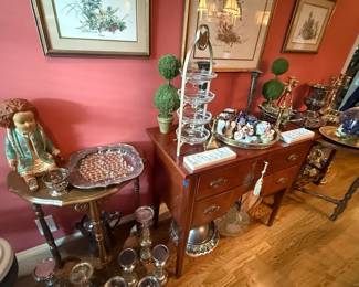 Queen Anne style cherry wood side table with drawer
Condition: Good
Small cherry-toned side/end table with one drawer, brass pulls, tapered legs, and traditional Queen Anne styling. Visible condition appears used with normal surface wear; surrounding decorative objects are not part of the salable item.
