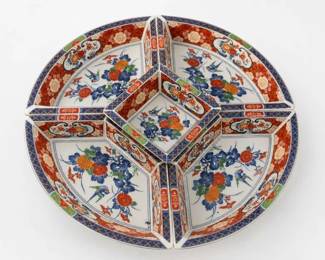 Japanese Imari-style Porcelain Sectional Lazy Susan Serving Set
Condition: Good
Decorative porcelain sectional serving set in Imari style, with a round outer form, four large outer compartments, and a raised central square compartment. Hand-painted look with polychrome floral motifs, brocade borders, and scalloped/segmented divider structure. Likely used as a lazy Susan or divided serving centerpiece.
