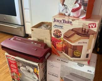 Rival Electric Ice Cream Maker
Condition: Good
Boxed countertop electric ice cream maker in maroon/red packaging, likely a vintage Rival model. Visible box wear, but the unit appears present in-package. Secondary boxes in the photo are separate appliances and should not be included in this item count.