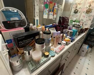 Mixed skincare and beauty product lot with Perricone MD and Keranique items
Condition: Fair
Assorted skincare/cosmetic lot on a bathroom vanity. Visible items appear to include Perricone MD Neuropeptide packaging, Dermalift face products, Keranique hair-treatment items, Dr Teal's bath salt, and multiple other jars, tubes, and travel-size products. Condition appears mixed, with several items likely open/used and others boxed or sealed.