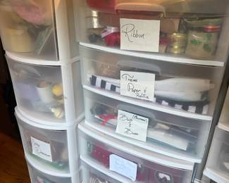 Sterilite 3-Drawer Plastic Storage Organizer with Craft Supplies
Condition: Good
White/clear plastic multi-drawer storage tower used for craft organization. Drawers contain mixed ribbon, paper, and small notions/supplies. Used condition with typical household wear; no obvious structural breakage visible from the photo.