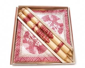 Vintage-style boxed taper candle set with red toile cloth liner
Condition: Good
Boxed decorative set containing three pale taper candles, likely unused, with a red toile-style printed cloth or tissue liner and cardboard dividers. Secondary packaging appears intact; no scent, size, or manufacturer can be confirmed from the image.