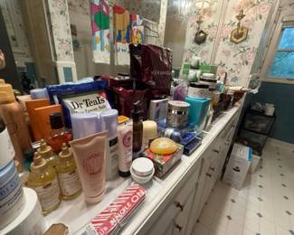 Assorted bath, body, and hair care product lot
Condition: Good
Mixed countertop lot from a bathroom vanity, including visible Dr Teal's bath products, a Keranique package, assorted bottles/tubes/jars, and several boxed or gift-set style items. Best sold as a household personal-care lot rather than as one branded set.