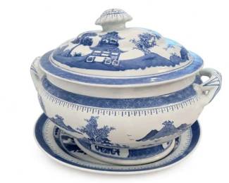 Blue and White Transferware Covered Sauce Tureen with Underplate
Condition: Good
Porcelain or earthenware covered serving piece in blue-and-white transferware, with matching lid and underplate. Scenic Asian/pagoda-style decoration on the lid and body, loop handles, and a fitted presentation plate below.