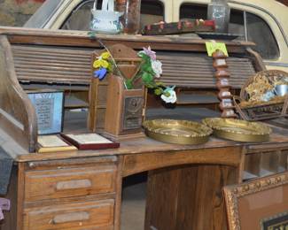 Roll top desk 100.00