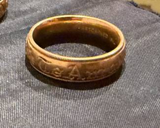 18k Art Carved women’s ring. 9.75g