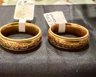 Matching vintage, engraved 18k Art Carved wedding ring. 11g