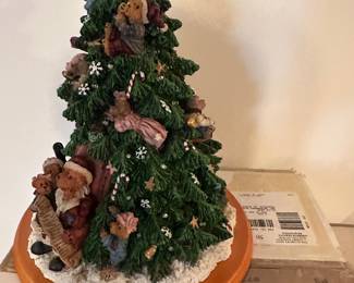 The Danbury Mint Boyds Bears Lighted 13” Christmas Tree Sculpture -