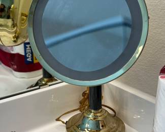 Magnifying mirror