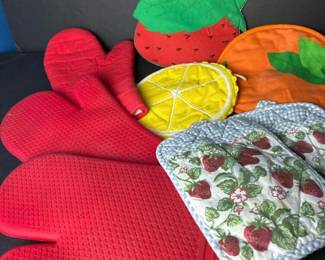 093 assortedovenmittsandquiltedpothold