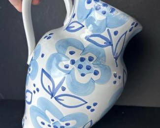 064 handpaintedblueandwhitefloralpotte