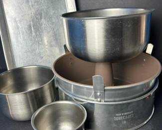065 vintagemetalbakingpansandbowlsasso