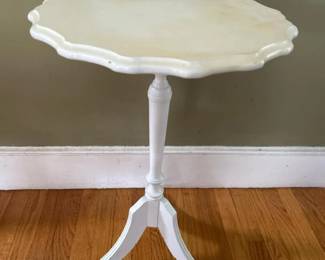 023 scallopededgewhitewoodpedestaltable