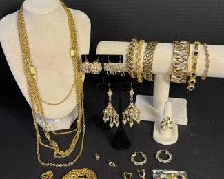 212 assortedgoldtonecostumejewelrynapie