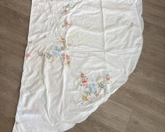 269 embroideredroundtableclothwithfloral
