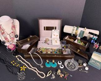 222 largeassortedcostumeandfashionjewel