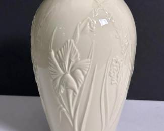 340 lenoxporcelainvasewithembossedflora