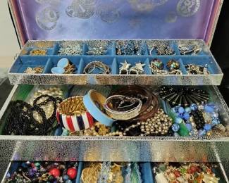 Nanas Jewelry Box