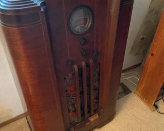 Vintage 1930s Philco Console Radio For Repair