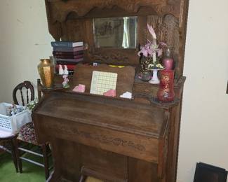 Working antique organ. Family heirloom looking for a good home