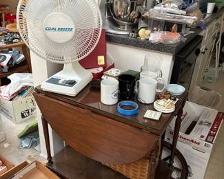 Drop leaf table