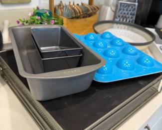 Assorted Kitchen Bakeware Lot with Silicone Mold