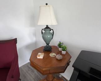 Ethan Allen Heirloom Nutmeg Maple Colonial Early American Hexagonal Accent End Table