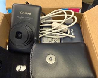 Canon PowerShot SD IS Digital ELPH IXUS with Accessories