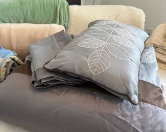 Embroidered Leaf Design Bedding Set