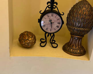Lot 34: Bundle of Home Decor Items
