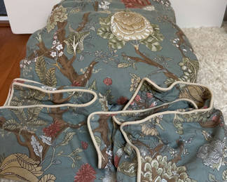 Lot 26: Queen-Sized Pottery Barn Linen Duvet Cover & Pillowcases