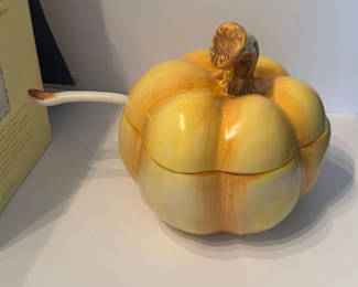 Lot 11: Pumpkin Tureen with Handle