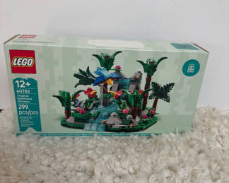 Lot 51: Limited Edition Tropical Rainforest Diorama