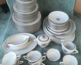 Lot 36: Parisienne by Royal Jackson Dinnerservice for 8
