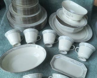 Lot 38: Lenox Charleston Dinner Service for 8