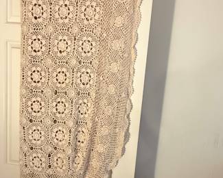 Vintage Hand-Crocheted Floral Motif Bedspread/Tablecloth